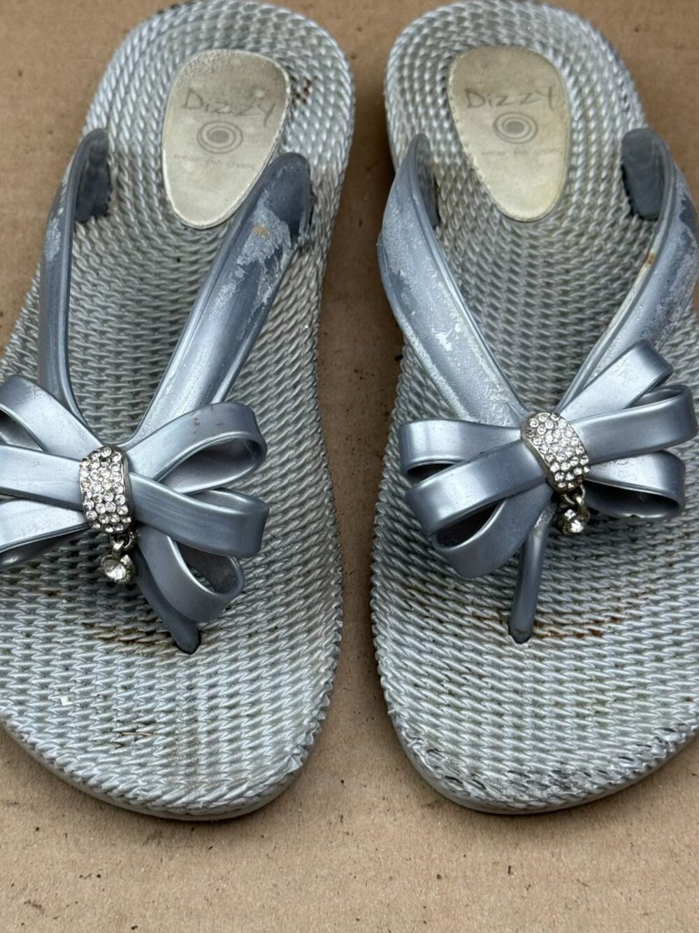 Dizzy Women's Metallic Silver Bow Rhinestone Thong Wedge Sandals Shoes Size 8
